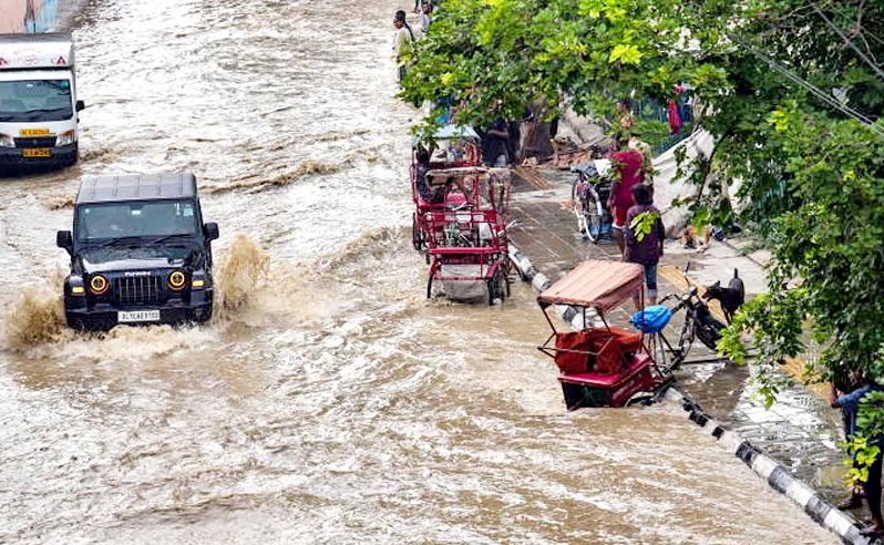 जम्‍मू-कश्‍मीर में बारिश ने मचाई तबाही, बाढ़ जैसे हुए हालात, पानी में बह गईं गाड़ियां