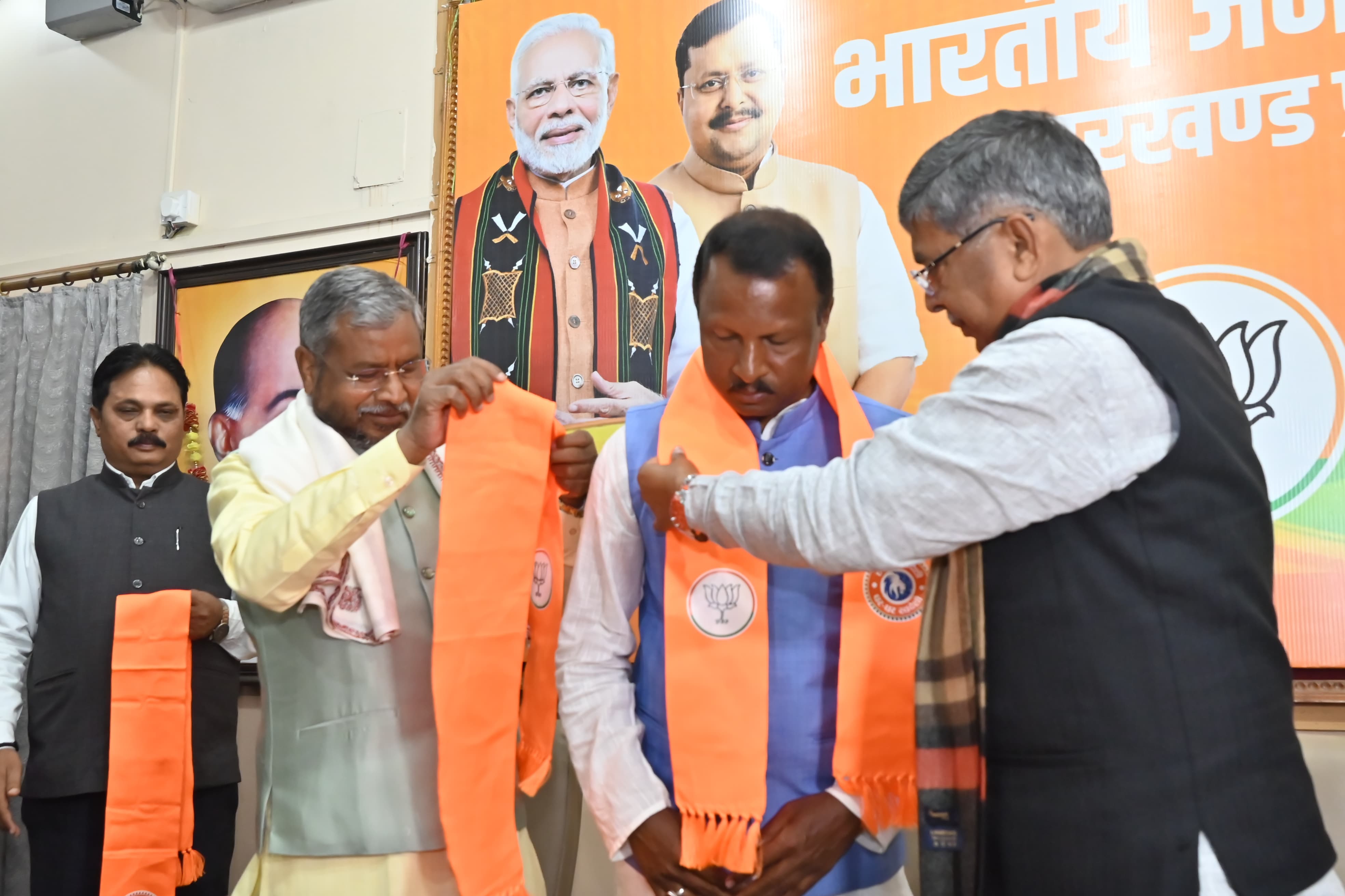 सैकड़ों लोगों के साथ प्रदेश कार्यालय में चक्रधरपुर के विजय सिंह गगराई ने ग्रहण की भाजपा की सदस्यता