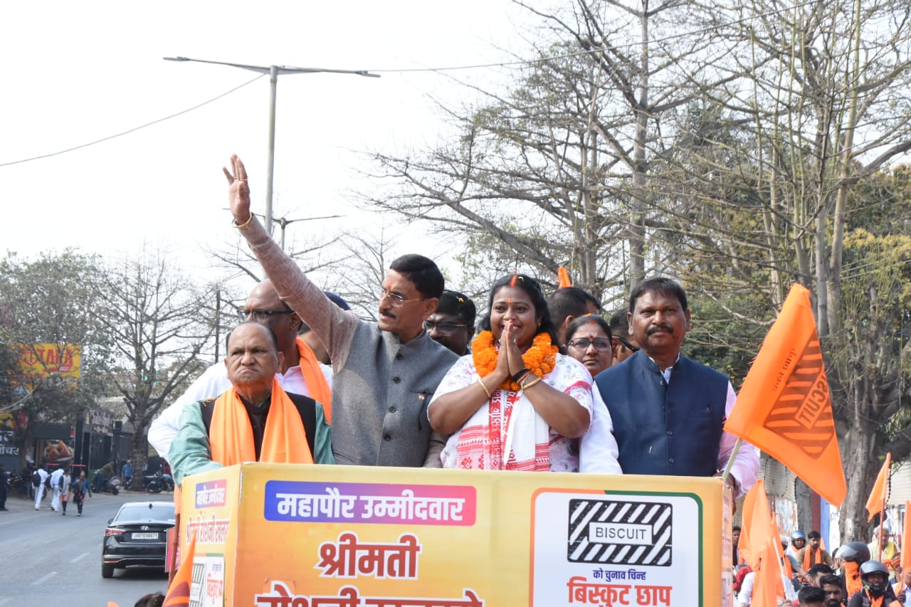 मेयर प्रत्याशी रोशनी खलखो के पक्ष में रांची महानगर द्वारा निकाली गयी विशाल मोटरसाइकिल यात्रा