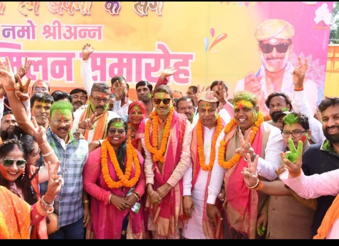 केंद्रीय रक्षा राज्य मंत्री संजय सेठ के आवास पर आयोजित होली मिलन समारोह में उड़े रंग और गुलाल