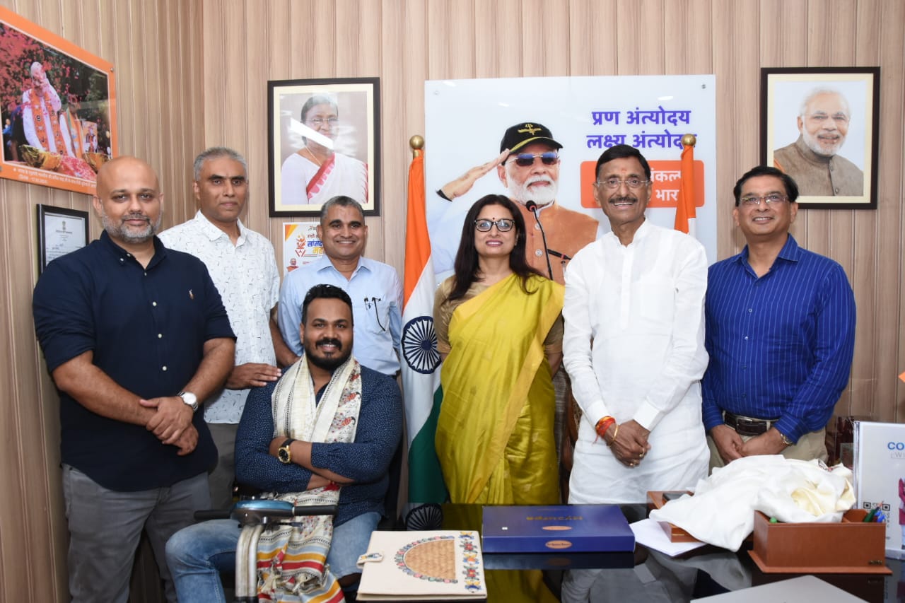 फिल्म जरी गांव’ की टीम ने नई दिल्ली स्थित केंद्रीय रक्षा राज्य मंत्री के आवास पर उनसे मुलाकात की