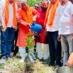 प्रदेश अध्यक्ष आदित्य साहू ने कुच्चू तो नेता प्रतिपक्ष बाबूलाल मरांडी ने गोंदा मंडल में किया वृक्षारोपण